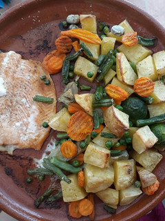 Una foto de Salmón con verduras y patatas