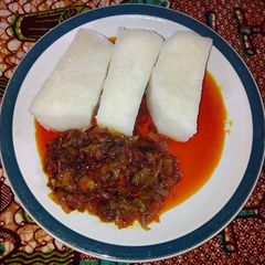 A picture of Boiled yam with palmoil sauce.