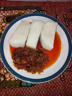 A picture of Boiled yam with palmoil sauce.