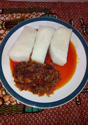A picture of Boiled yam with palmoil sauce.