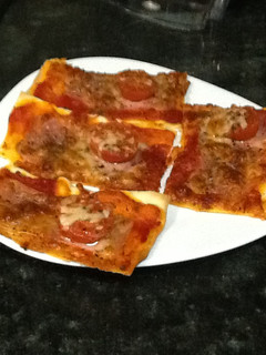 Una foto de Pizza de jamón y tomate
