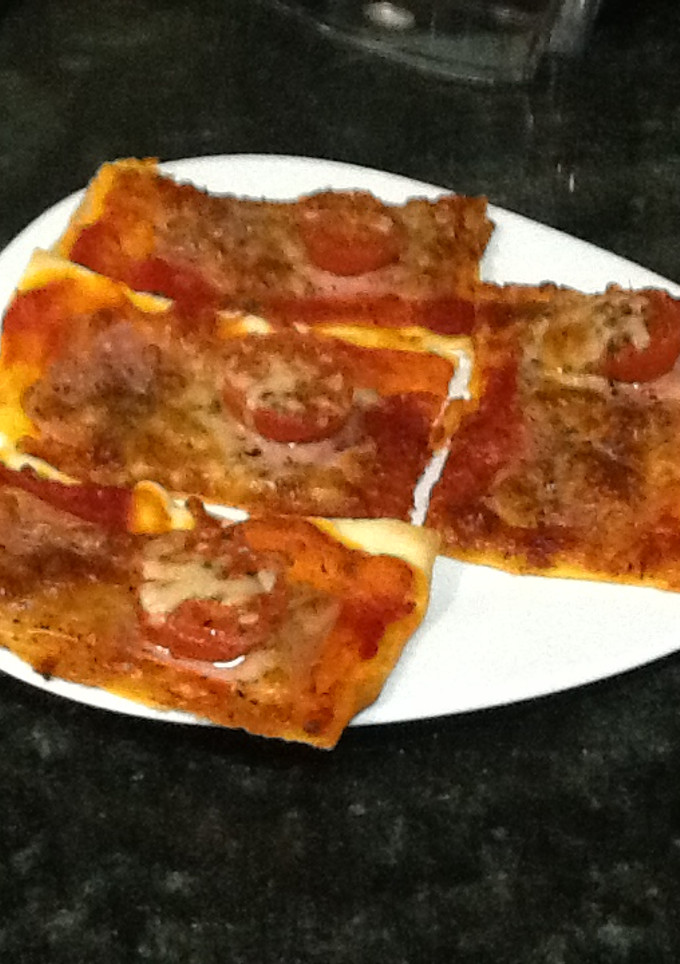 Una foto de Pizza de jamón y tomate