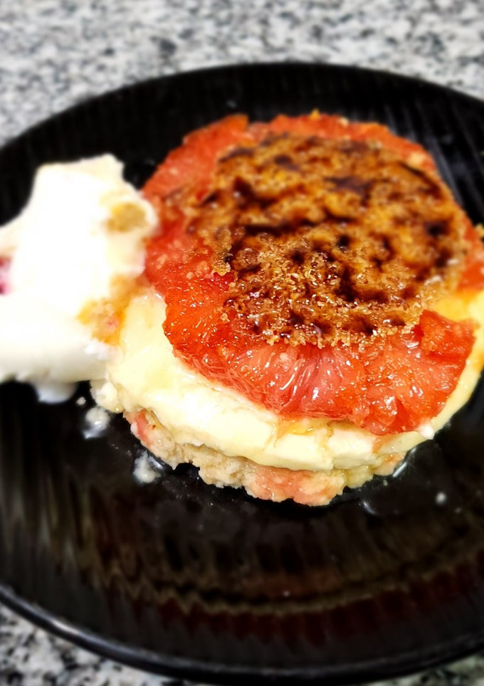 Una foto de Pomelo caramelizado con base de galletita y chocolate blanco