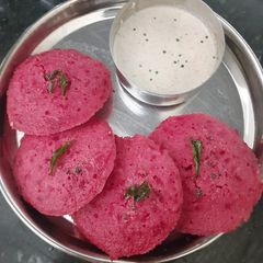 A picture of Beetroot oats and rava idli.