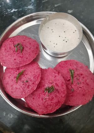 A picture of Beetroot oats and rava idli.
