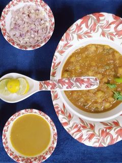 સમોસા છોલે ચાટ (Samosa Chhole Chaat Recipe In Gujarati) રેસીપી મુખ્ય ફોટો