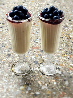 Una foto de Mousse de chocolate blanco c/frutos rojos🫐🍓-Fácil, rápida y con huevos pasteurizados en casa 💪🏻