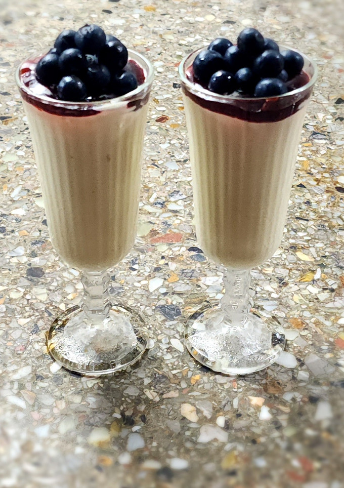 Una foto de Mousse de chocolate blanco c/frutos rojos🫐🍓-Fácil, rápida y con huevos pasteurizados en casa 💪🏻