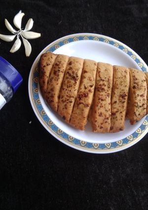 ગાર્લિક બ્રેડ (garlic bread without yeast & oven recipe in gujarati) રેસીપી મુખ્ય ફોટો