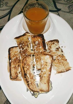 चीज़ गार्लिक ब्रेड टोस्ट तवे वाला (Cheese garlic bread toast tave wala recipe in Hindi) रेसिपी मुख्य फोटो