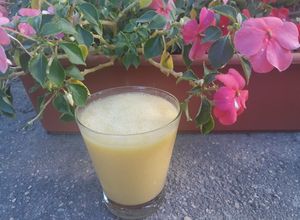 Una foto de Batido de frutas amarillas