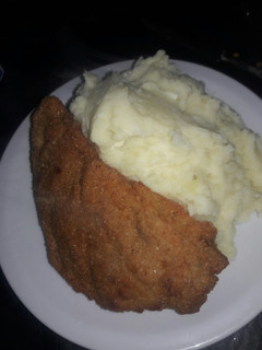 Una foto de Milanesa de cerdo con puré