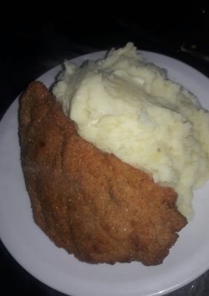 Una foto de Milanesa de cerdo con puré