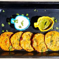A picture of Spring onion Mathri.