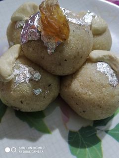 सूजी मलाई लडडू (Suji Malai laddu recipe in hindi) रेसिपी मुख्य फोटो