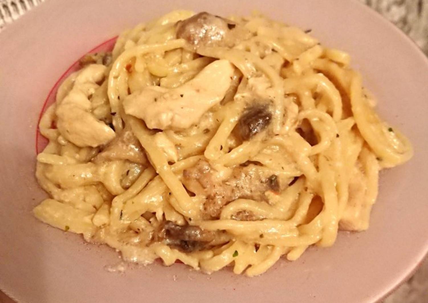 Спагетти с курицей и грибами в сливочном соусе фото