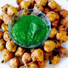 A picture of Curry leaves mint chutney.