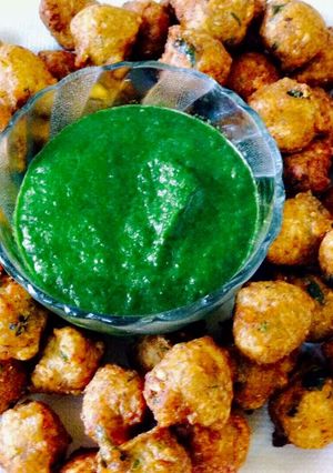 A picture of Curry leaves mint chutney.