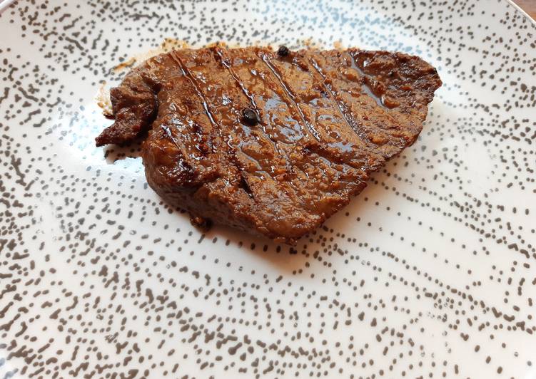 Steaks de bœuf mariné