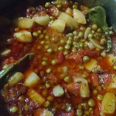 A picture of Aloo Matar Timatar.