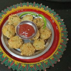A picture of Cryspy aloo peanut and sabudana vada.