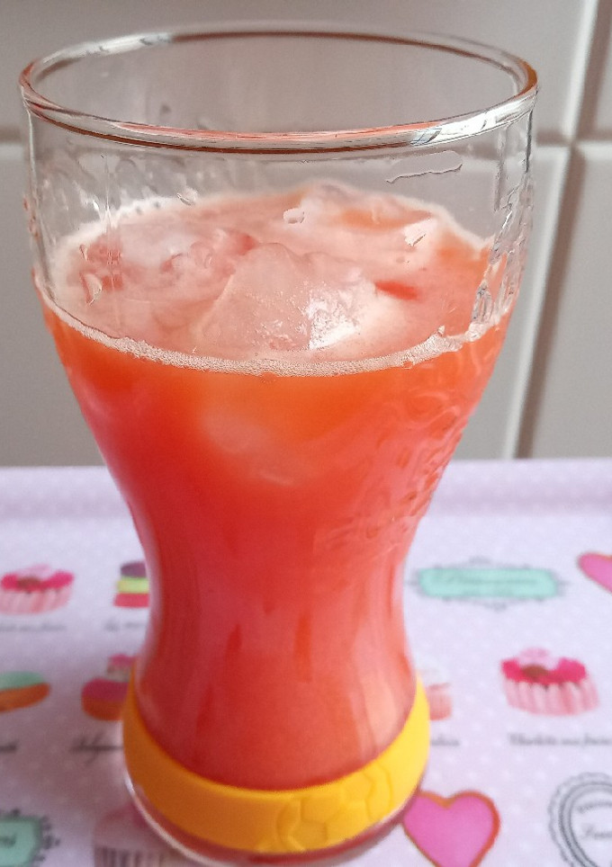 Una foto de Refresco de melocotón, frambuesas y hierbabuena