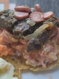 Arepa rellena de carne🫓, queso🥩 y ensalada🥯🧀