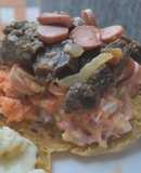 Arepa rellena de carne🫓, queso🥩 y ensalada🥯🧀