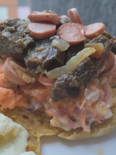 Una foto de Arepa rellena de carne🫓, queso🥩 y ensalada🥯🧀