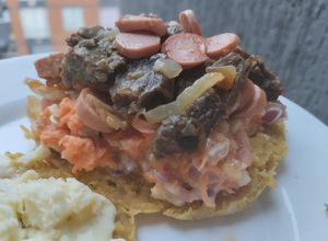 Una foto de Arepa rellena de carne🫓, queso🥩 y ensalada🥯🧀