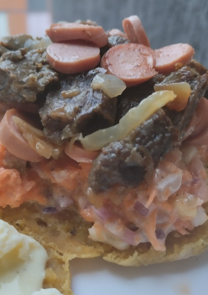 Una foto de Arepa rellena de carne🫓, queso🥩 y ensalada🥯🧀