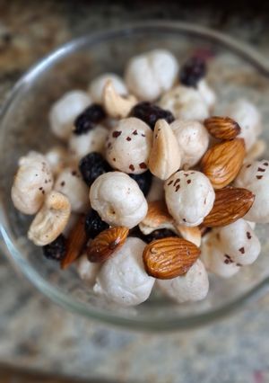 A picture of Makhana dry fruits chivda.