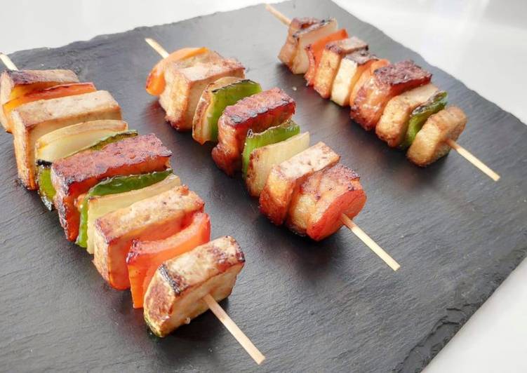 Brochetas de tofu y verduras