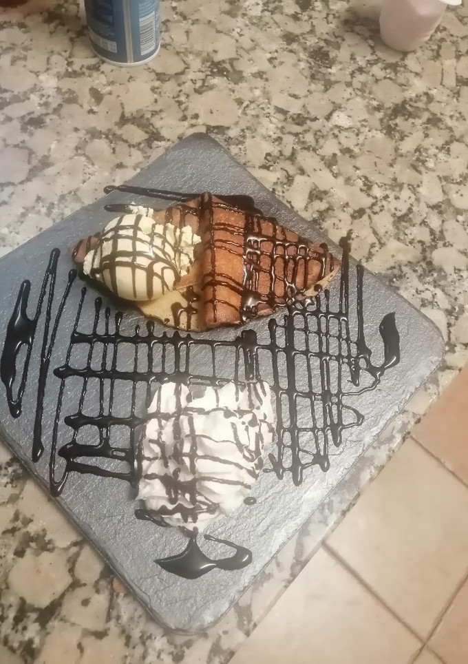 Una foto de Crepes de café con sirope de chocolate