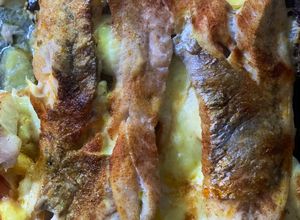 Una foto de Corvina al horno gratinada en colchón de verduras