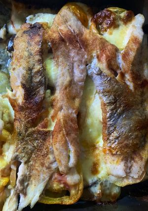 Una foto de Corvina al horno gratinada en colchón de verduras