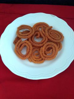 ચકરી (Chakri Recipe In Gujarati) રેસીપી મુખ્ય ફોટો