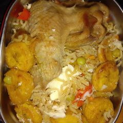 A picture of Indomiedodo with chicken wings.