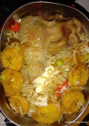 A picture of Indomiedodo with chicken wings.