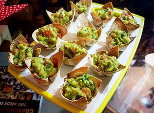 Una foto de Canastitos de tortilla con guacamole