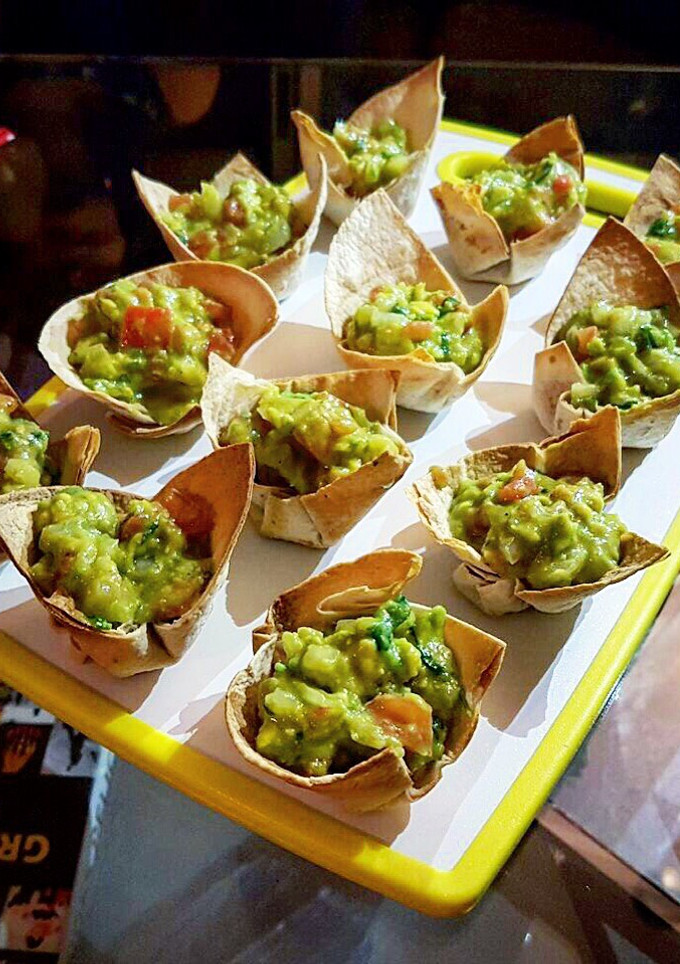 Una foto de Canastitos de tortilla con guacamole