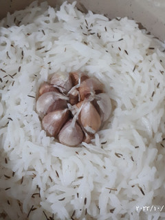 عکسی از دستور دم کردن برنج با سیر