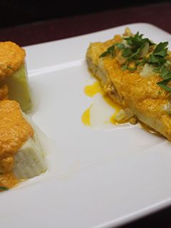 Una foto de Bacalao con huevo cuadrado y all y oli de tomate