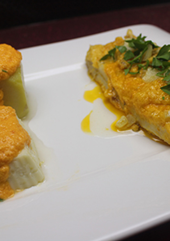 Una foto de Bacalao con huevo cuadrado y all y oli de tomate