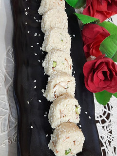 तिल मावा रोल्स (Til Mawa Rolls recipe in Hindi) रेसिपी मुख्य फोटो