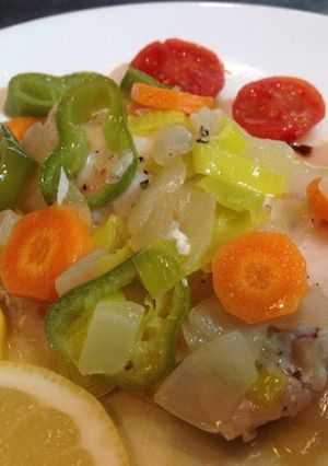 Una foto de Merluza con Verduras en Cocotte