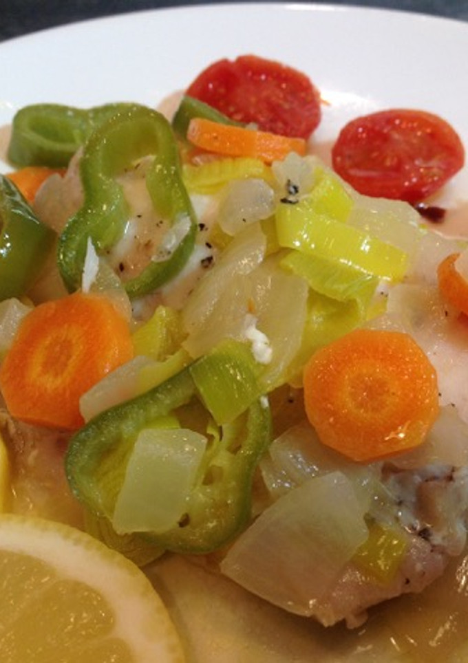 Una foto de Merluza con Verduras en Cocotte