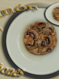 Una foto de Salmón y champiñones
