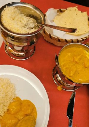 Una foto de Pollo al curry con arroz Bazmati