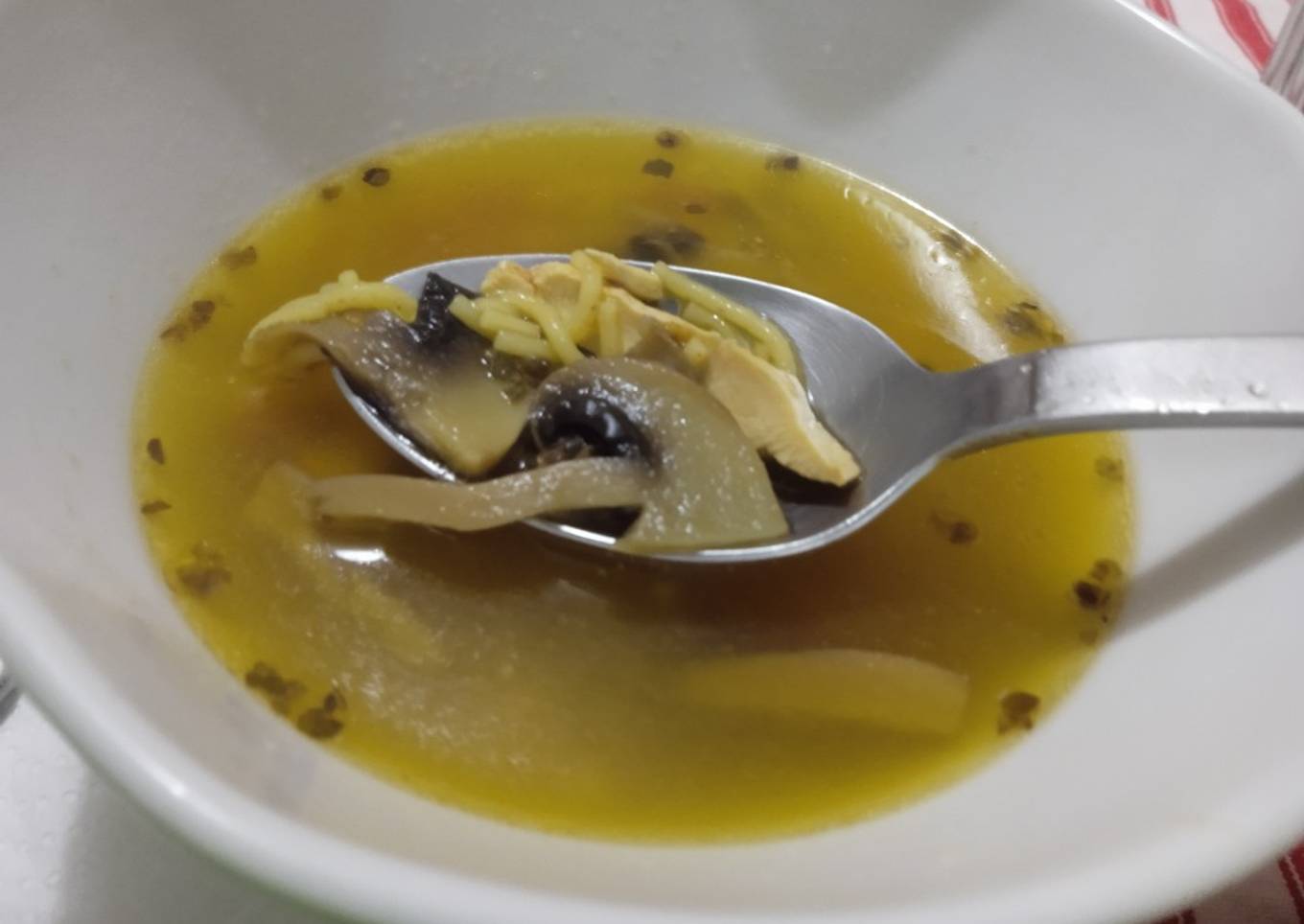 Sopa de pollo y champiñones